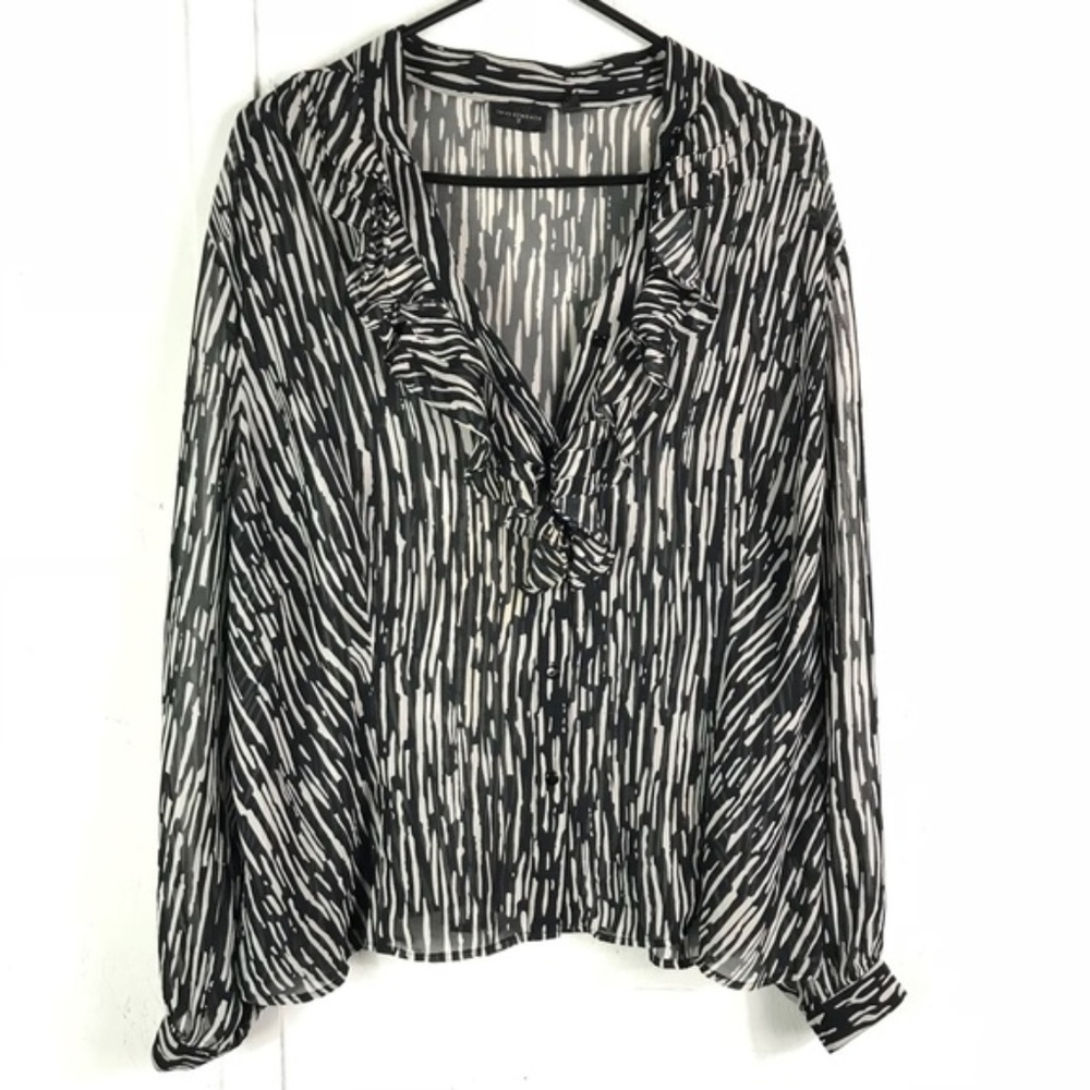 🚨 5/$25 Investments II 22W Button Blouse